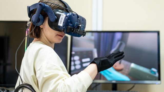 Как тренажер ReviHand («Ревихэнд») меняет подход к восстановлению движений — в материале медиа «Трамплин»